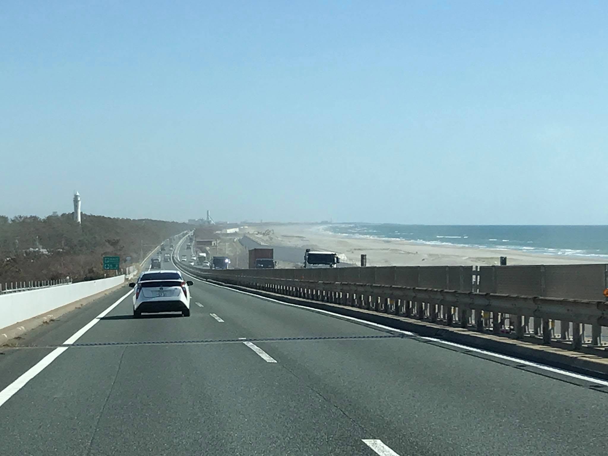 2018年10月21日(投稿日) / 浜松市・浜名大橋 / 浜松市・浜名大橋でのダイビング日和の浜名大橋を走る車から見た道路と海