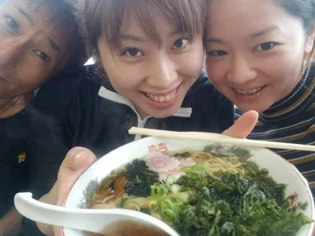 伊豆・熱海市・初島でのダイビング：初島でダイビングの合間に麺料理を囲む参加者