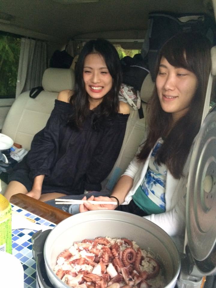 2016年6月16日(投稿日) / 車内のテーブルでタコ料理を囲む仲間の記念写真