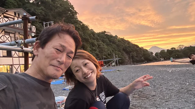 2026-09-05 18:10（撮影日時・Exif） / 伊豆・大瀬崎 / ダイビングツアー / 夕暮れの浜辺での記念写真