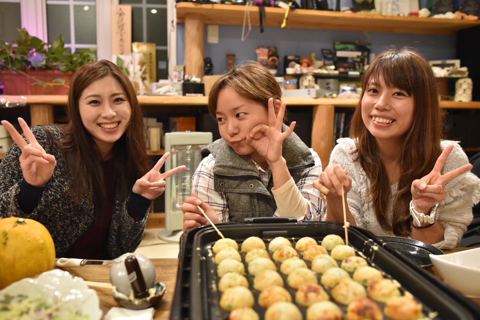 大和市鶴間の貸切レンタルスペースでたこ焼きパーティーを楽しむ女子会