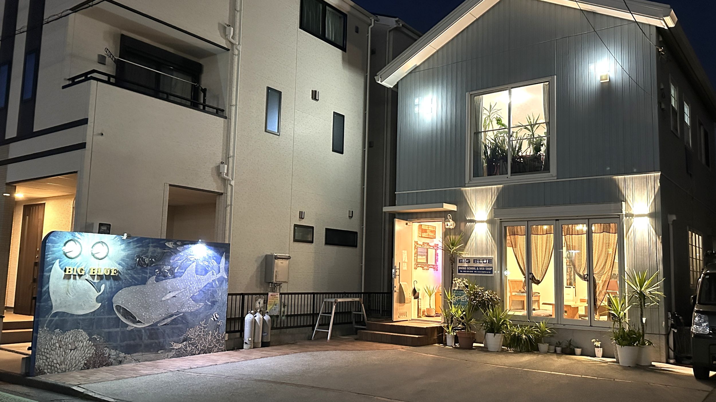 大和市鶴間駅近レンタルスペースの夜の外観とライトアップされた雰囲気