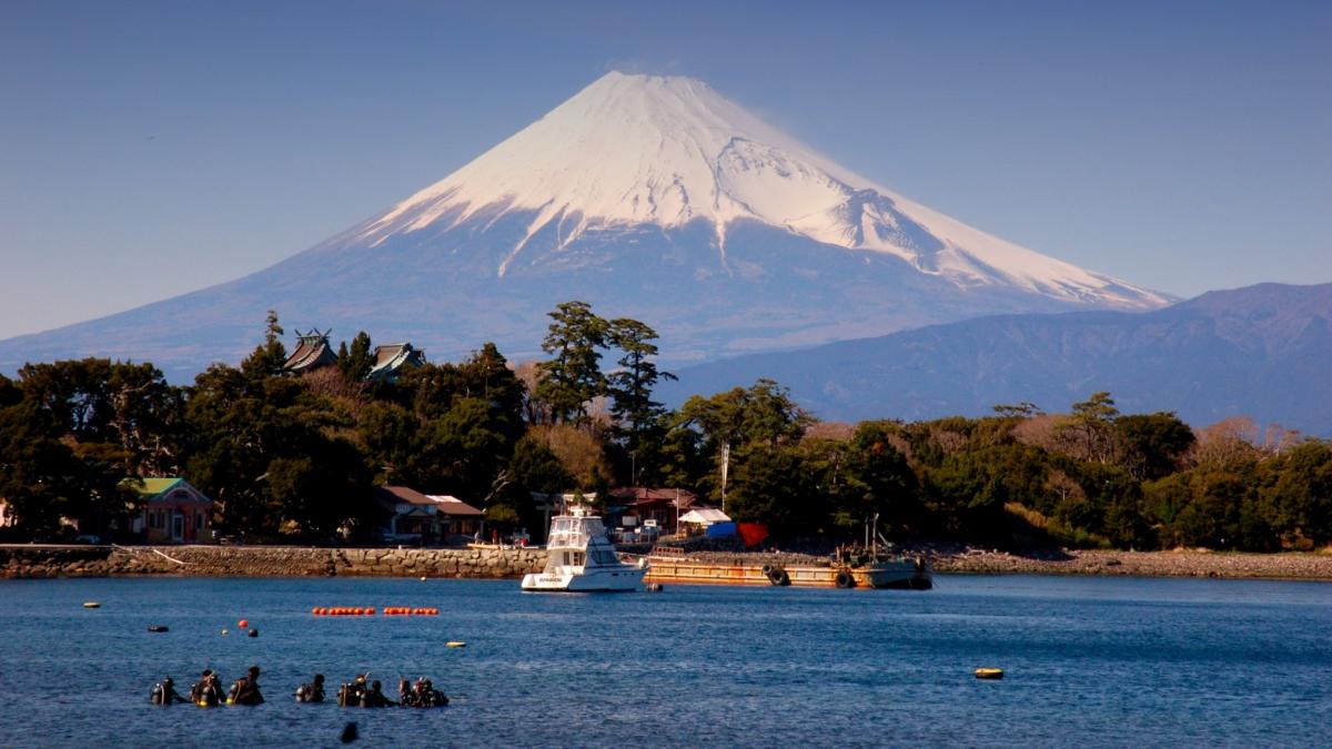 富士山と駿河湾とダイバーの壁紙 写真 高画質ダウンロード