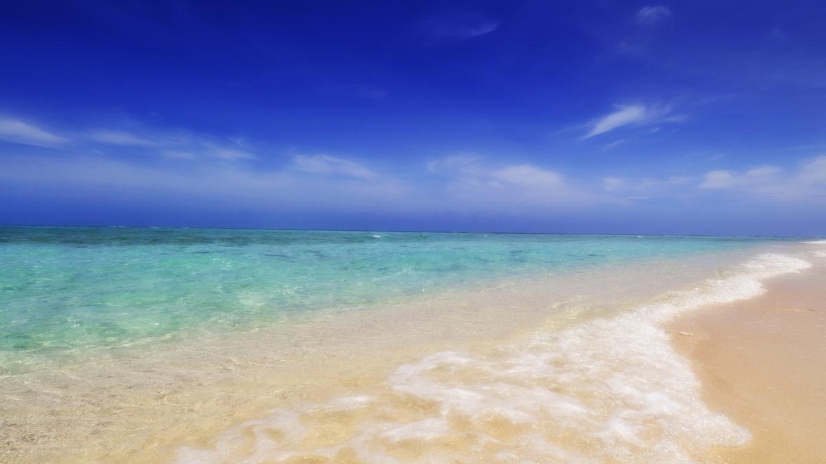 南の島の青い海 空 波 壁紙 写真 高画質ダウンロード